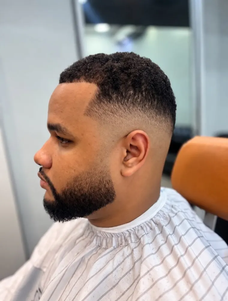 Cliente com fade e barba desenhada