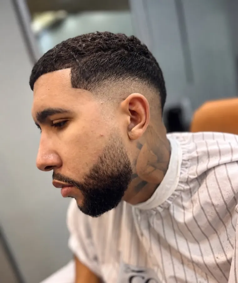 Cliente com fade na régua e barba